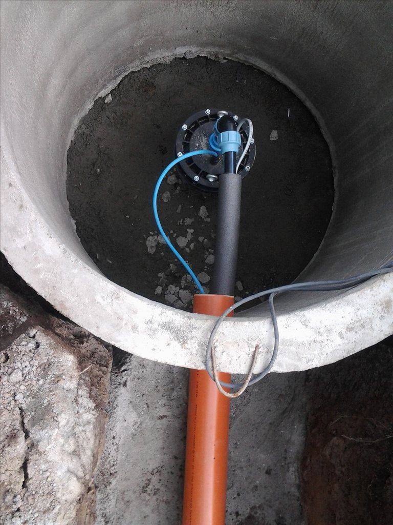 Завести воду скважина. Водопровод труба для скважины. Водопровод на даче из скважины. Подвод воды из колодца. Подводка воды из колодца.