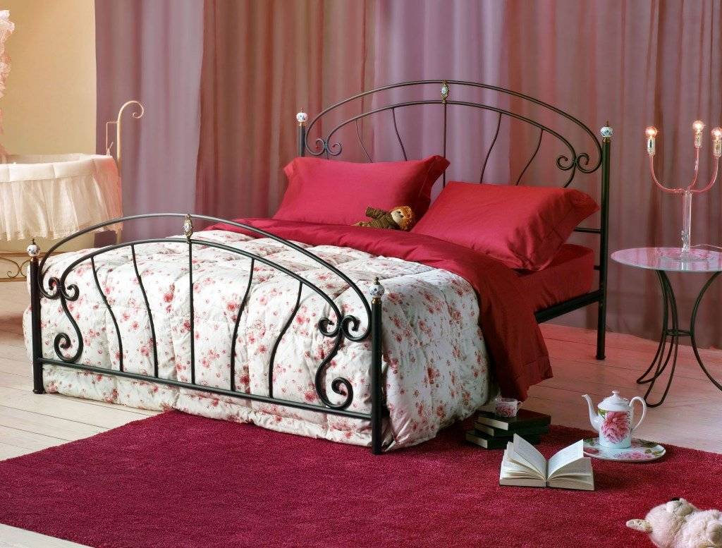Кованые кровати в интерьере: спальни, детской комнаты и гостиной
