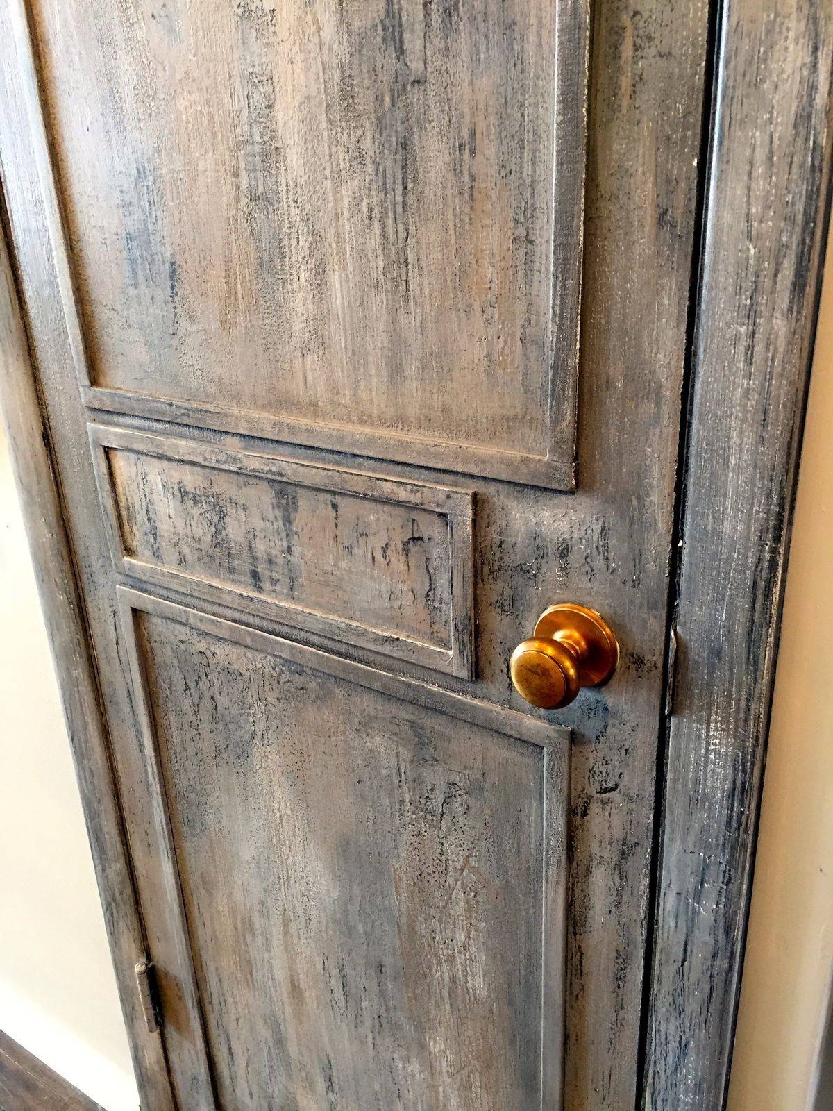 Советские двери межкомнатные. Деревянная дверь. Двери состаренные деревянные. Реставрировать деревянные двери. Крашенная деревянная дверь.