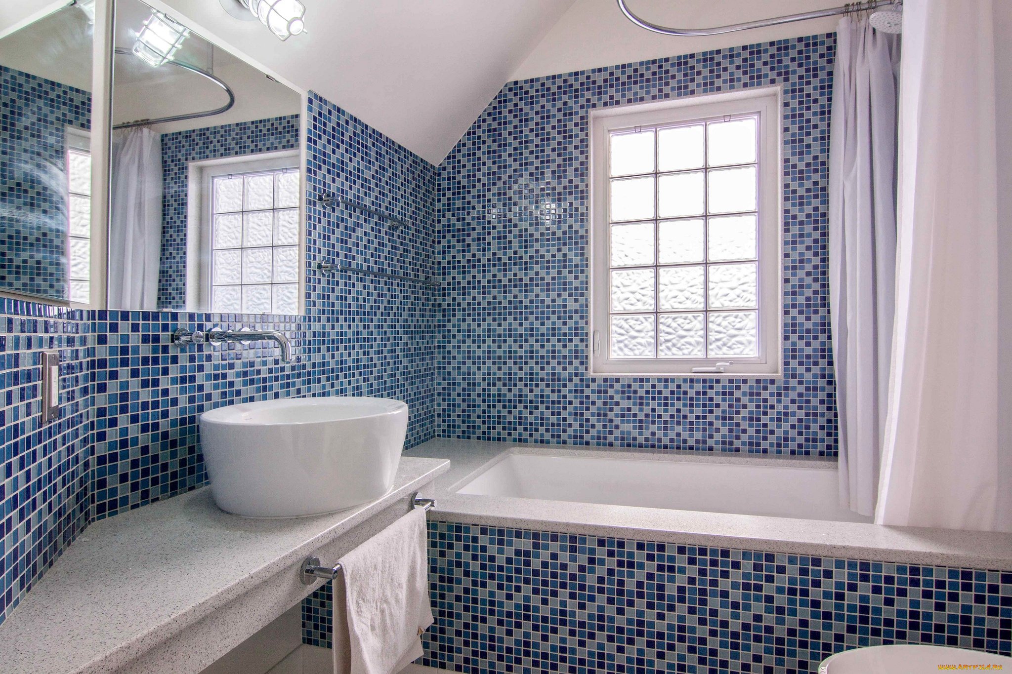 Чем можно отделать ванную комнату. Отделка ванной комнаты мозаикой. Ванная с мозаичной плиткой. Мелкая плитка для ванной. Ванная с голубой мозаикой.