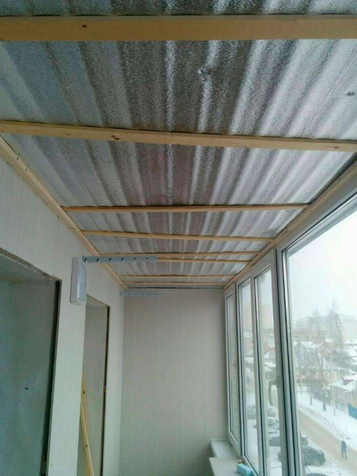 Как закрепить и обшить пвх панелями потолок балкона