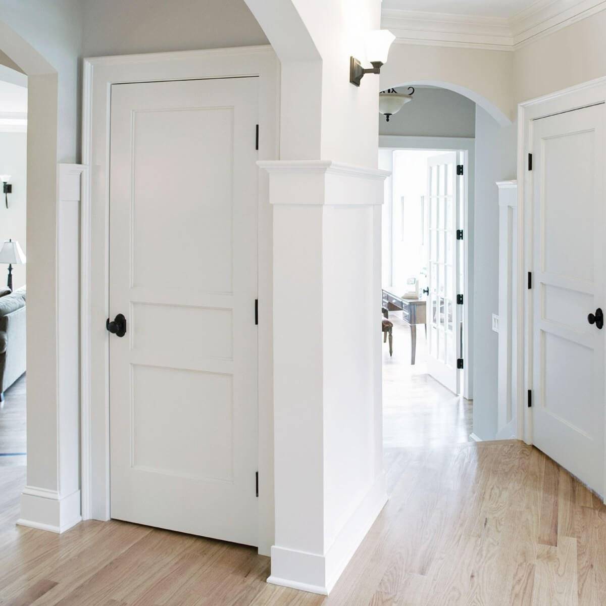 Белые межкомнатные двери (54 фото): глянцевые и эмаль в стиле «классика» в интерьере квартиры, сочетаем со стенами и плинтусами