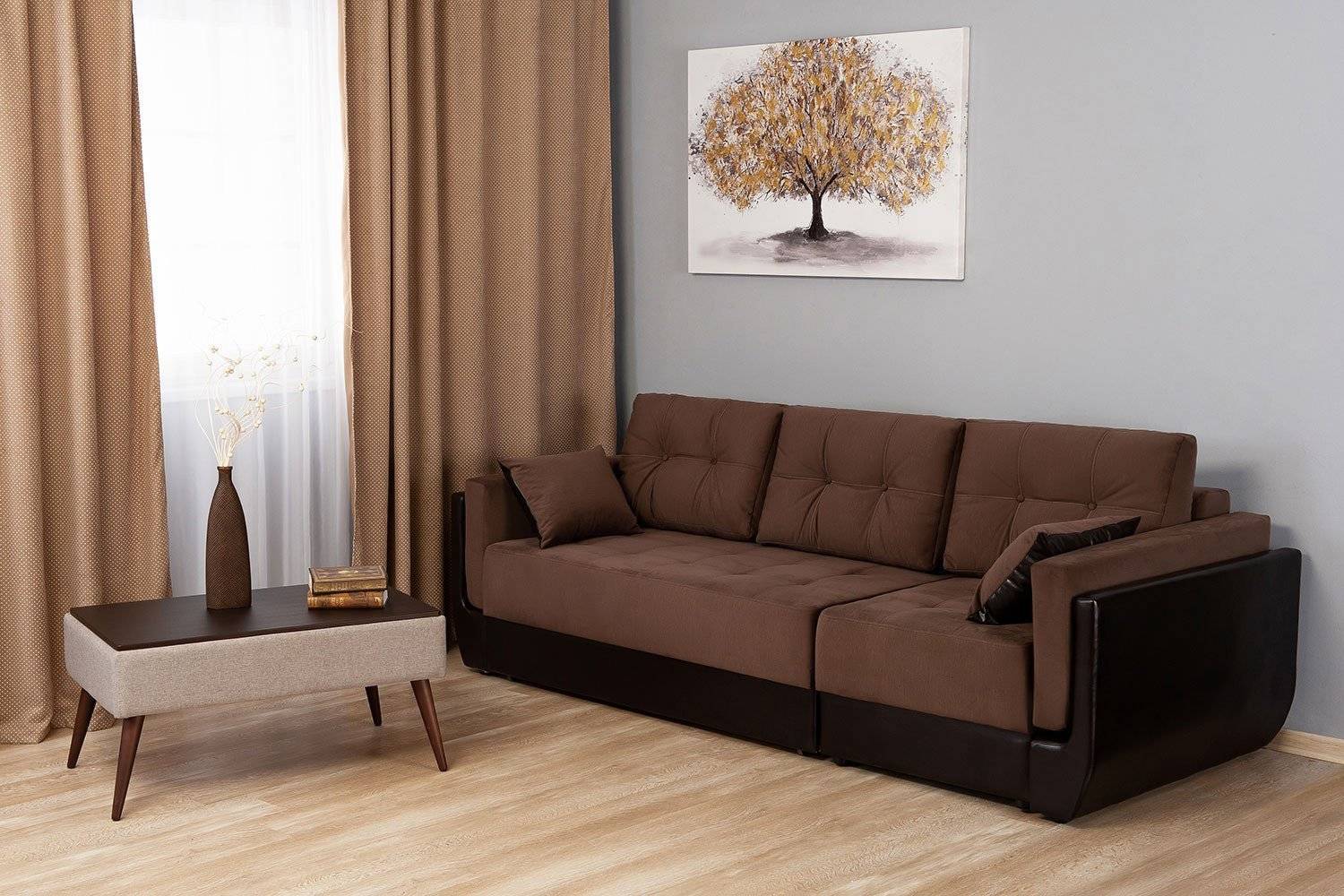 темно коричневый диван в светлом интерьере