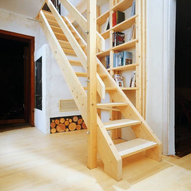 Лестница на второй этаж своими руками фото. Деревянная лестница. Деревянная лестница на мансарду. Лестница деревянная на второй. Простая деревянная лестница.