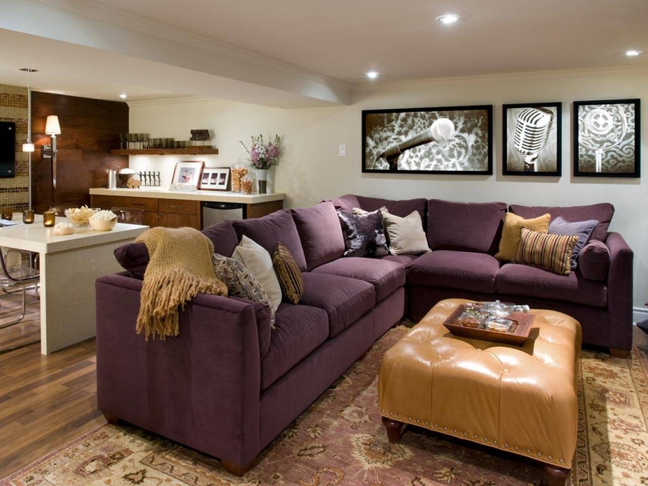 фиолетовый диван в гостиной