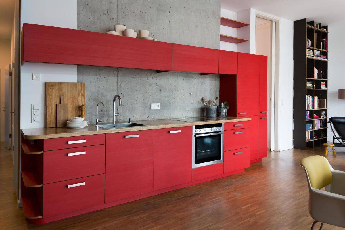 Кухня с красными фасадами
