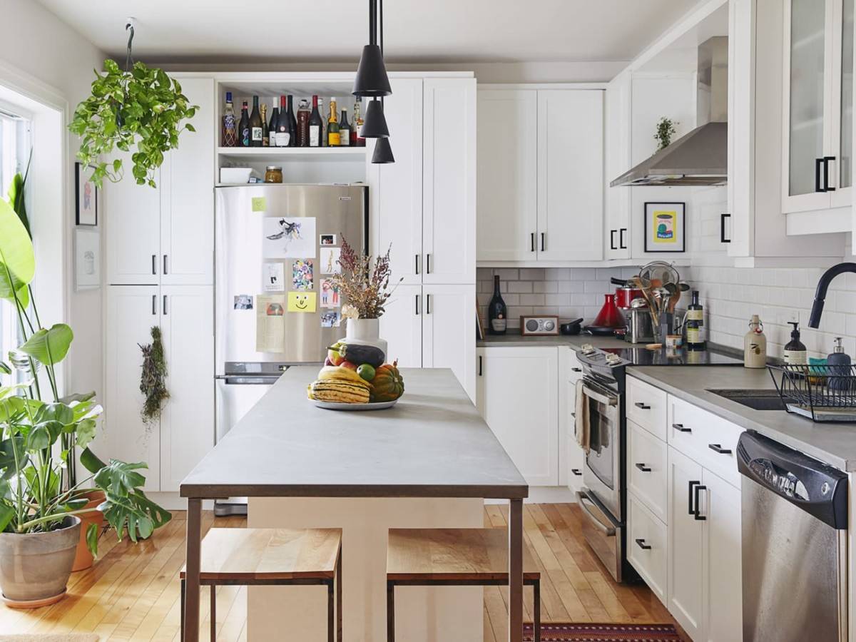Как использовать пространство над кухонными шкафами: лучшие идеи дизайнеров