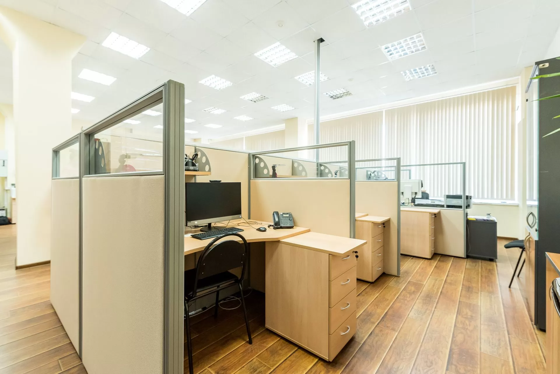 Каких видов бывают офисные перегородки? | bizcentr - бизнес журнал
