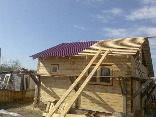 Чем, недорого и качественно, покрыть крышу дома