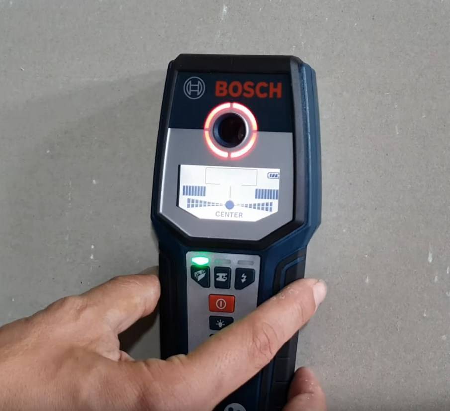 Пассивные и активные детекторы скрытой проводки: виды и особенности подбора надежного трассоискателя, обзор популярных моделей сканеров для поиска кабелей в стенах, их плюсы и минусы, советы по применению