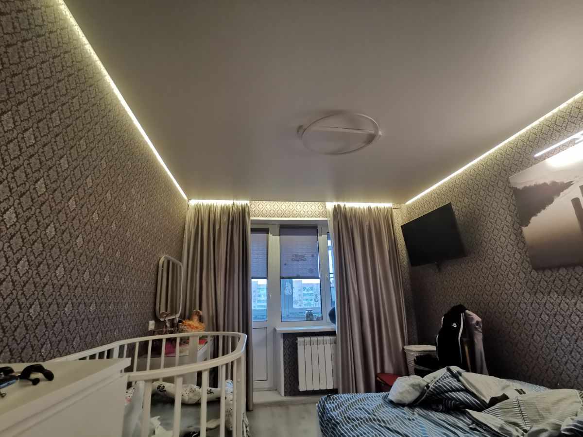 Натяжные потолки (200 фото) - дизайн потолка в зале, кухне, спальне, ванной и прихожей