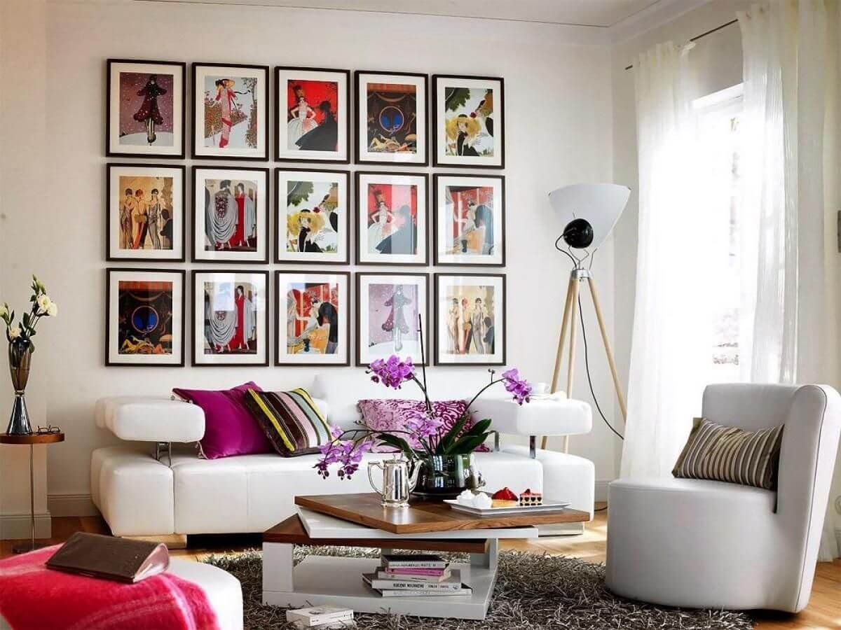 Картины в интерьере гостиной в современном стиле: в рамке на стене, над диваном, три картины в одном стиле  - 35 фото