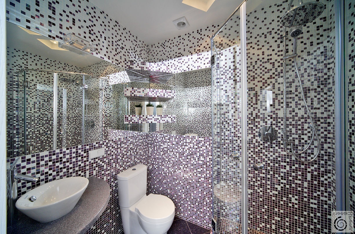 Серебряная мозаика в ванной