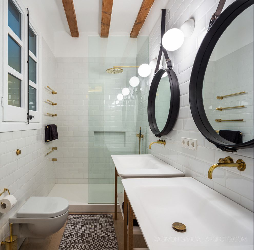 Дизайн узкой ванной комнаты. Узкая ванная комната. Вытянутая ванная комната. Узкие Ванные комнаты. Ванная комната с высокими потолками.