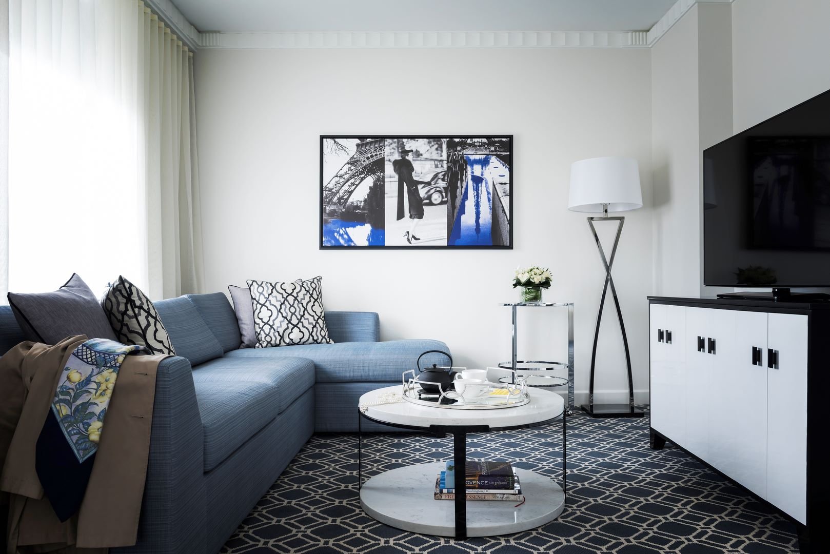 Белый диван в интерьере - советы по дизайну и 100 фото
