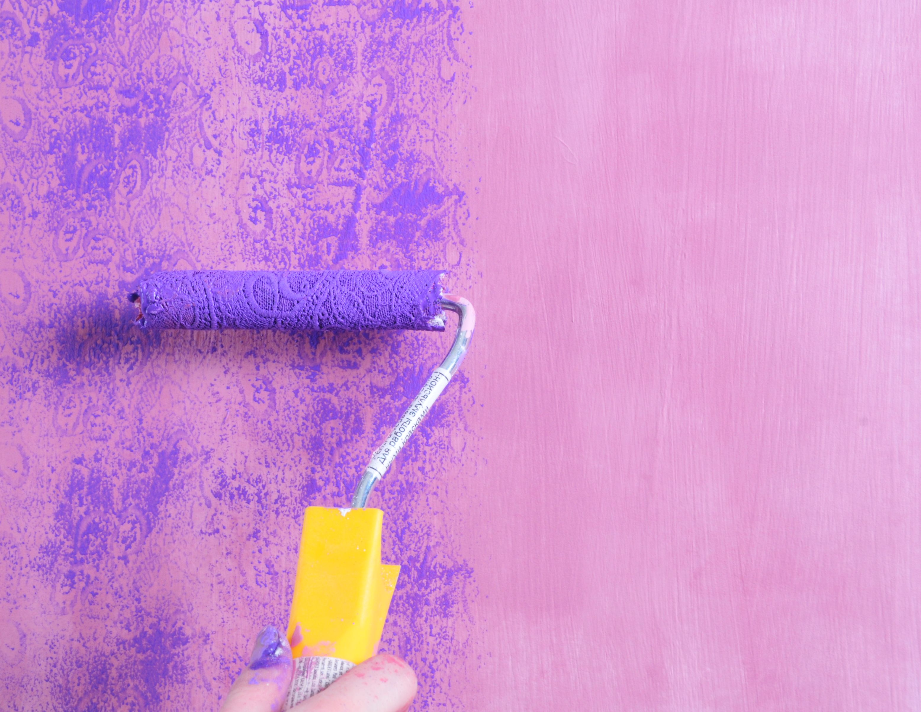 Можно ли покрасить бумажные обои водоэмульсионной краской и как это правильно сделать