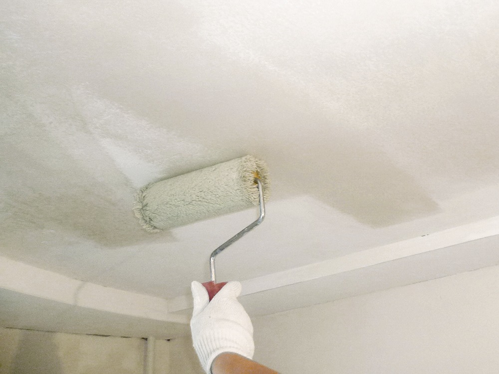 Нужно ли грунтовать потолок перед покраской и как правильно это делать