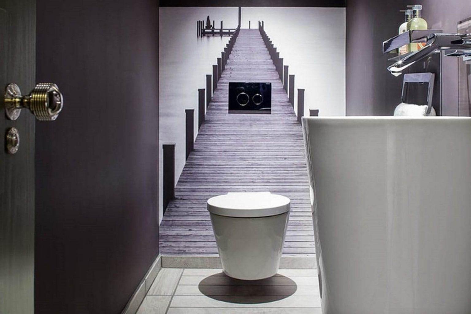 Гармоничный дизайн с помощью простых материалов: лучшие фото интерьеров туалета с обоями
