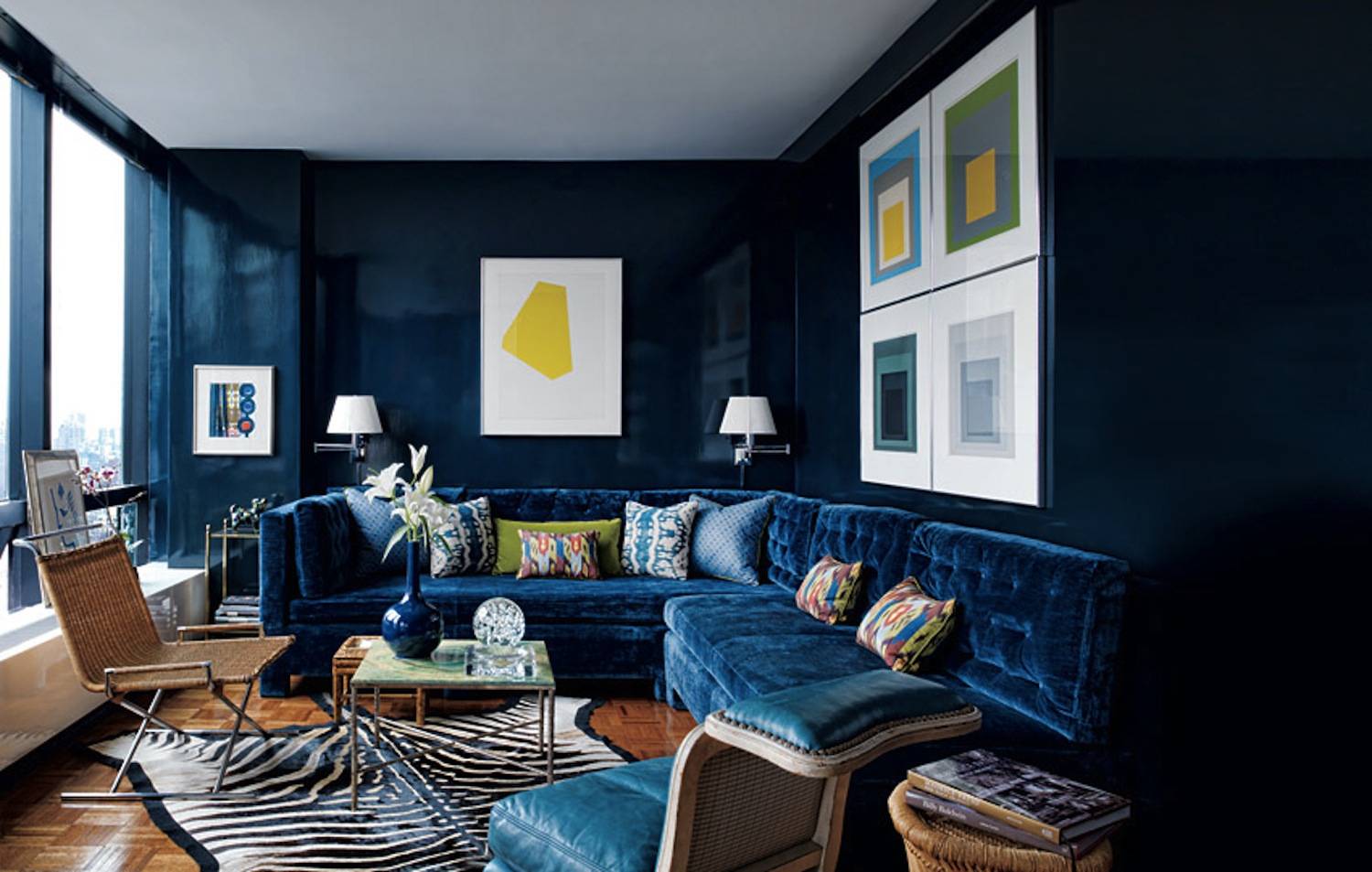 Синий диван в интерьере сочетание цветов штор