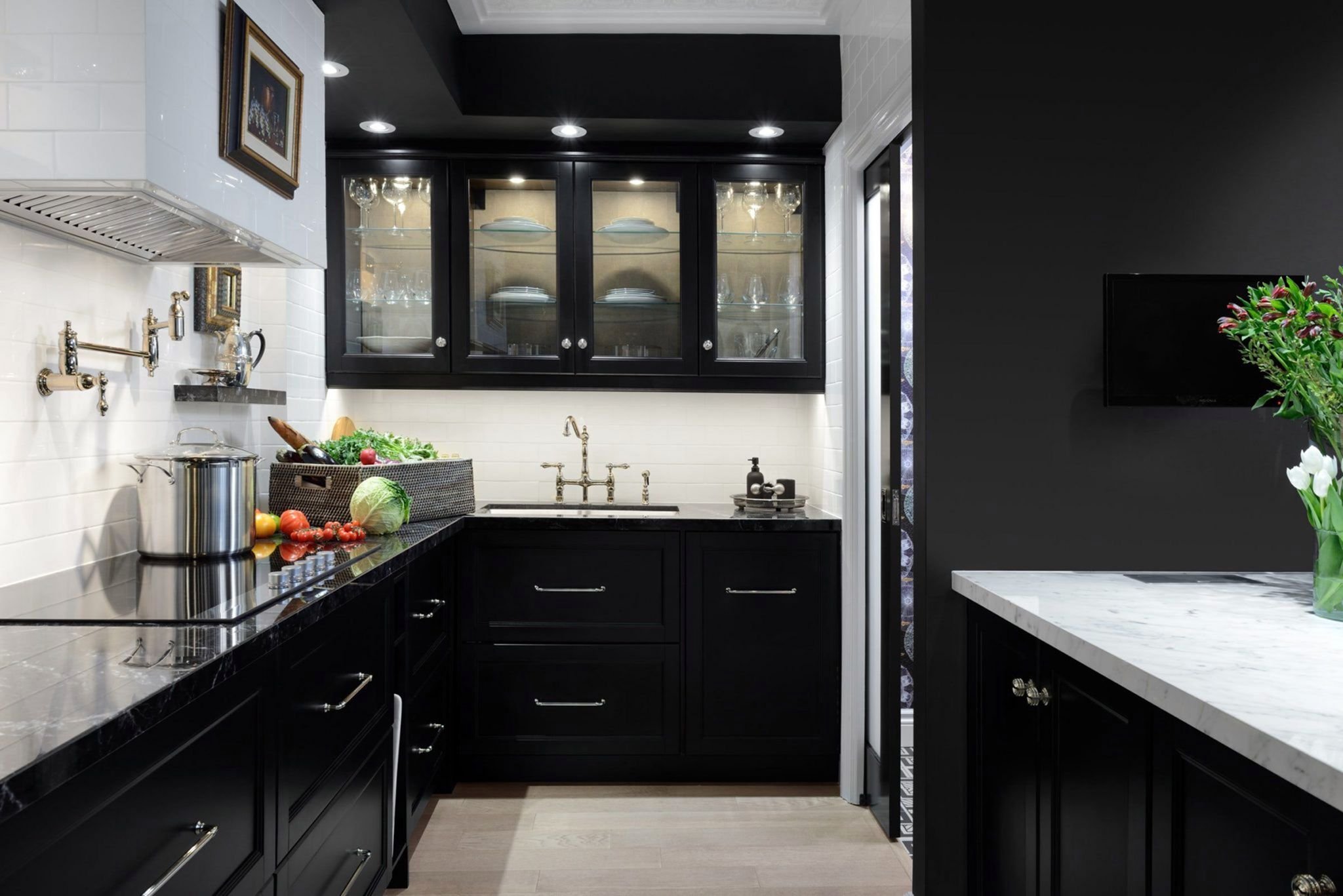 Темная кухня: дизайн кухонного гарнитура и черные цвета интерьера