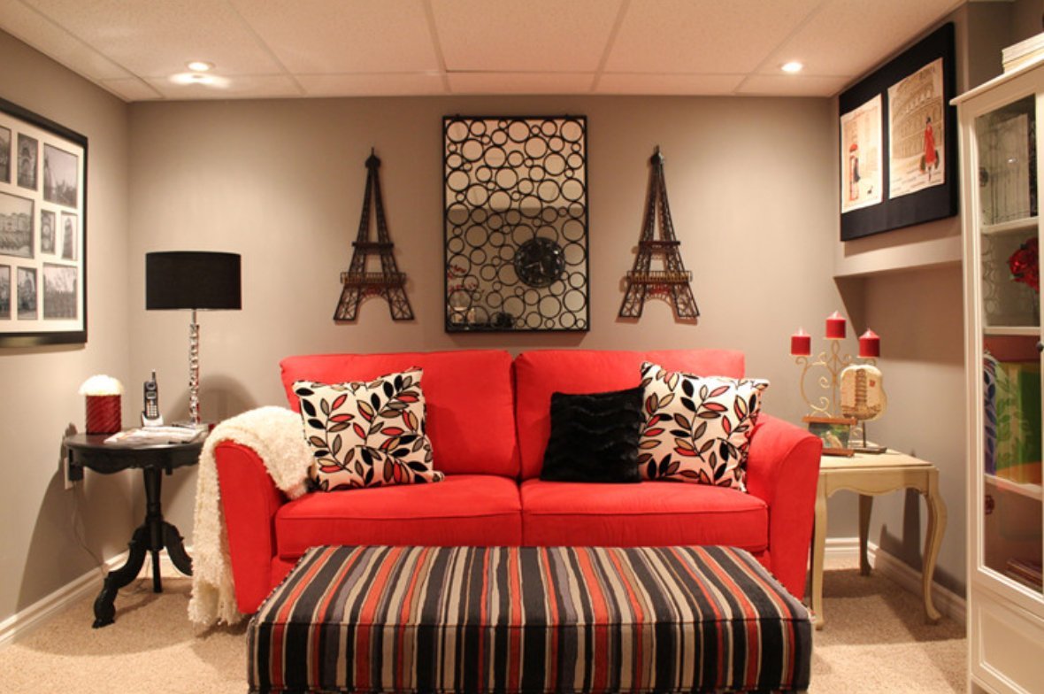 Комната с красным диваном