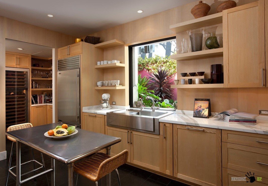 Кухня с большим окном в рабочей зоне в частном доме: интерьер с мойкой и столом под окном, дизайн углового гарнитура
 - 31 фото