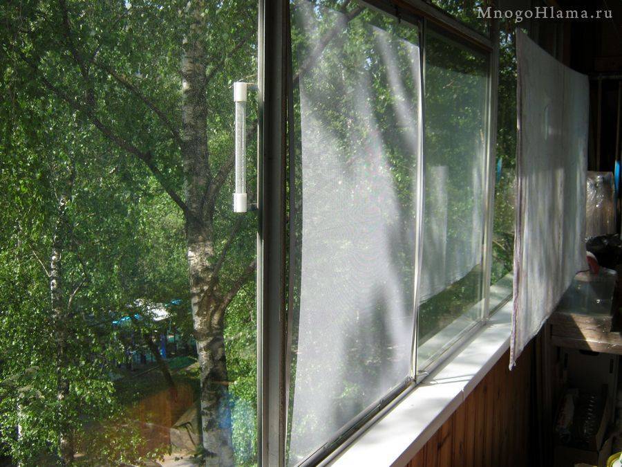 Жалюзи на балкон от солнца: фото вариантов, а также какие лучше повесить на пластиковые и иные окна и двери лоджии, как выбрать материал?