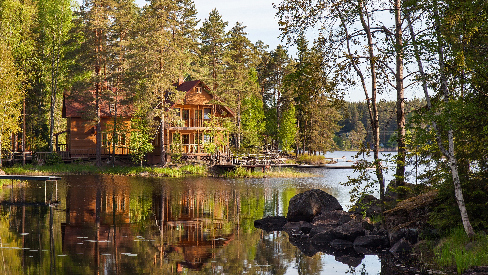 загородный дом в лесу у озера