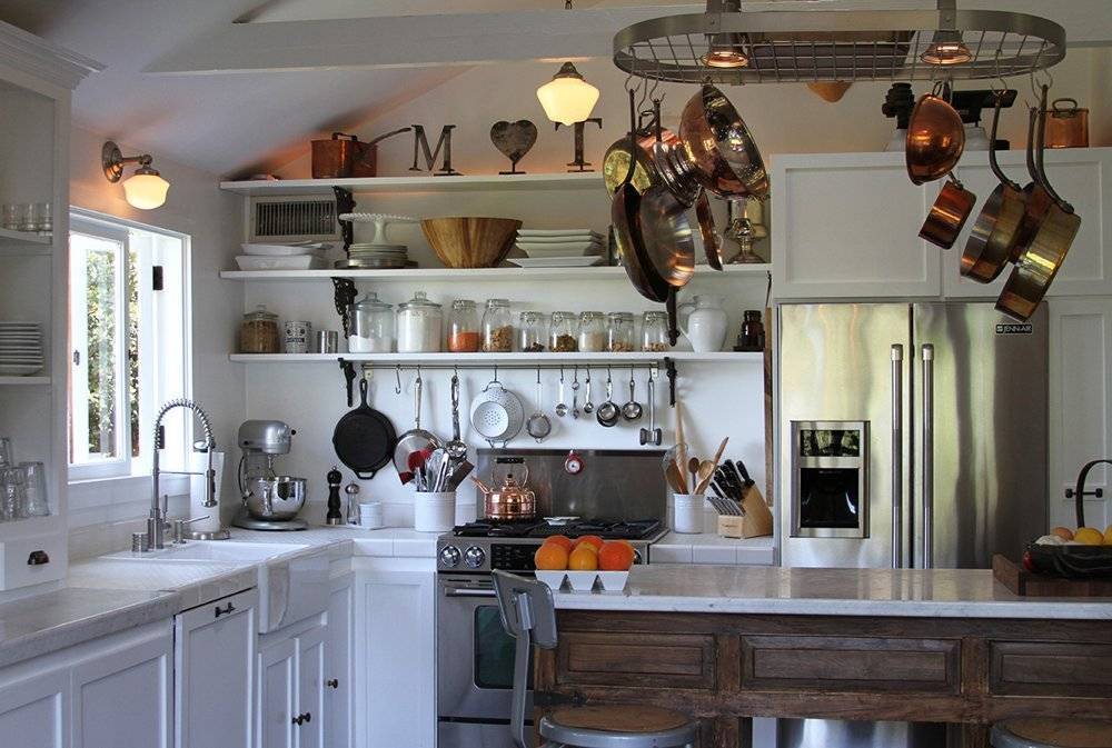 Как эффективно заполнить пространство над кухонными шкафами? | file-don.ru