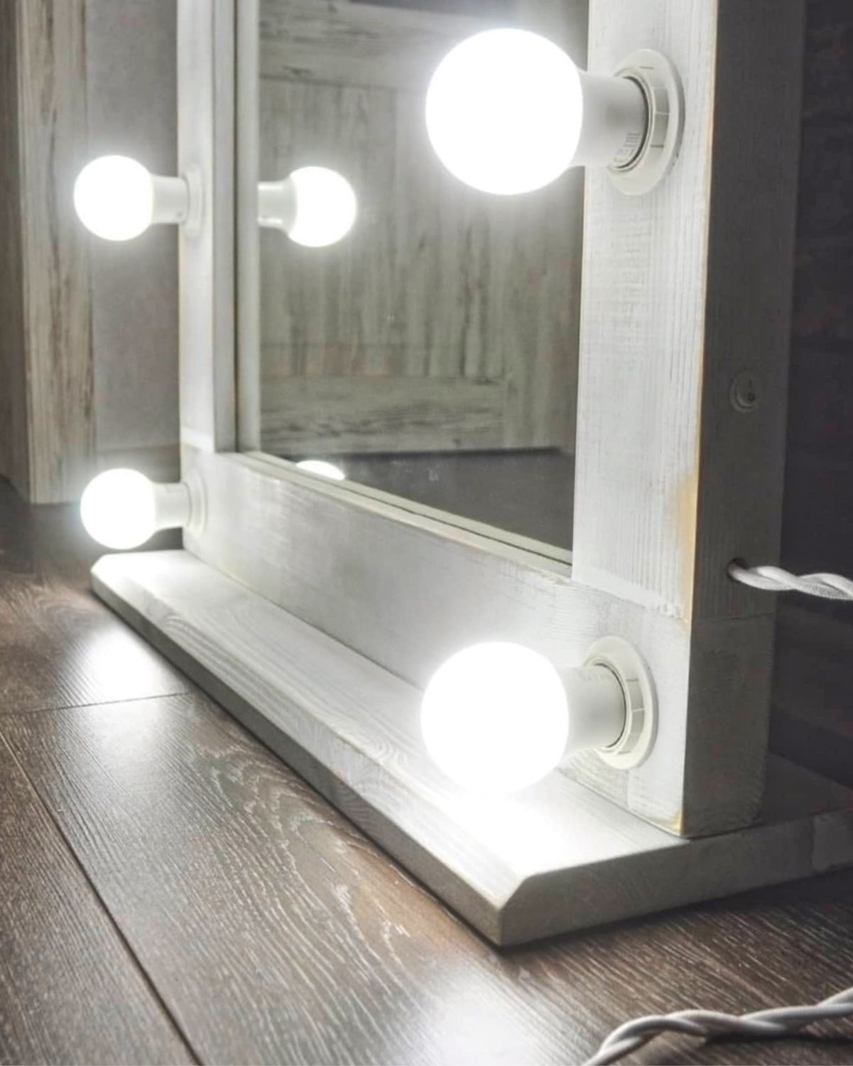 Гримерное зеркало своими руками: от света и электрики к конструкции и её улучшению