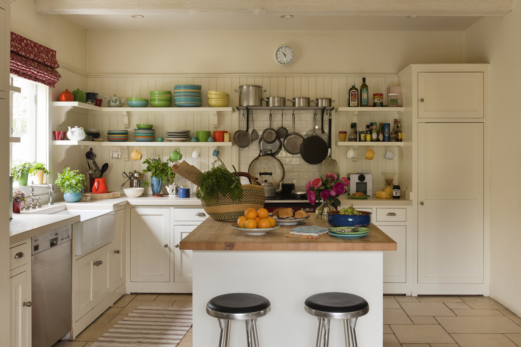 Как эффективно заполнить пространство над кухонными шкафами? - лайфхакерша - женский журнал
