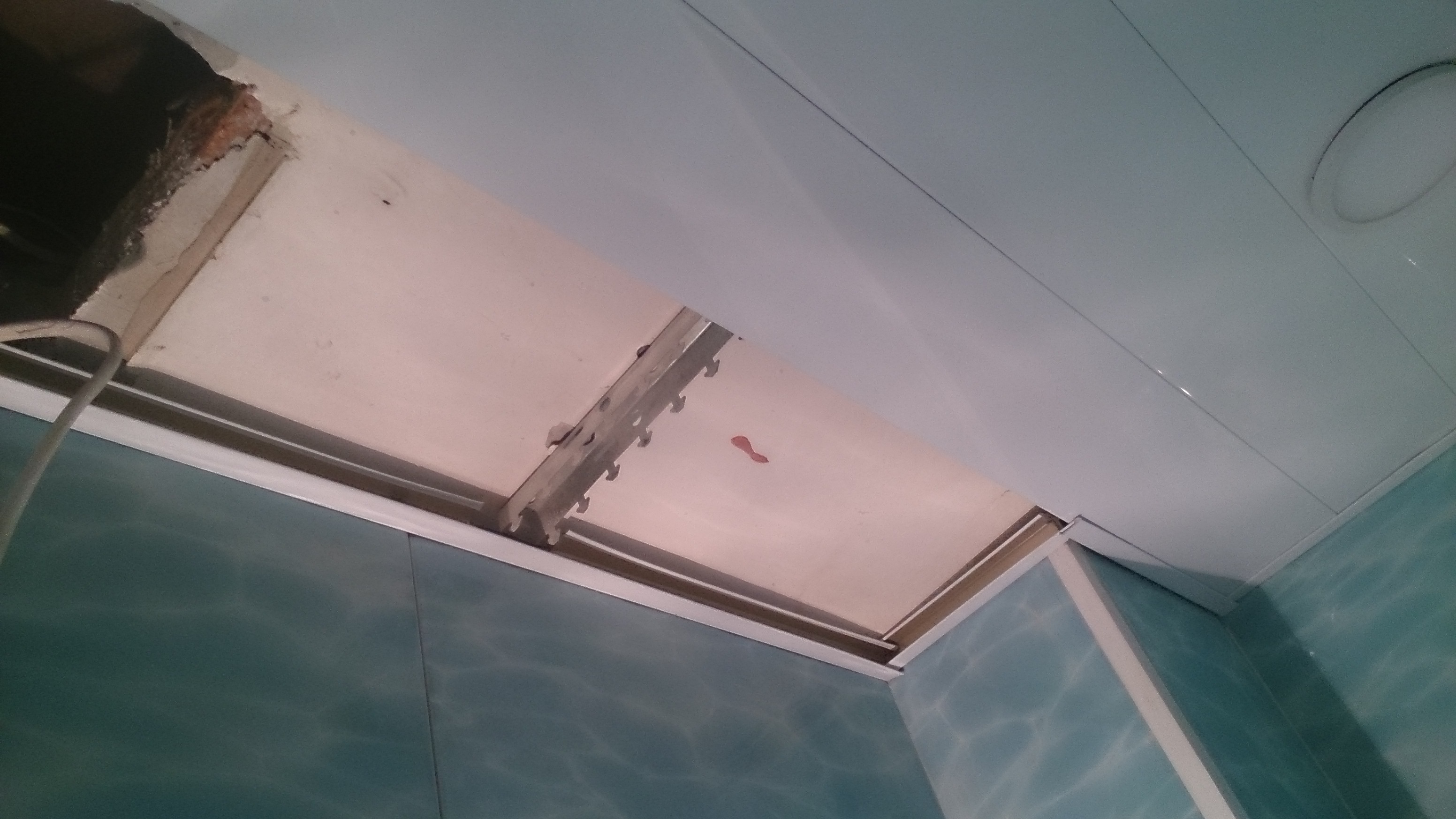 Реечный потолок в ванной комнате - монтаж подвесного алюминиевого реечного потолка своими руками - видео - фото