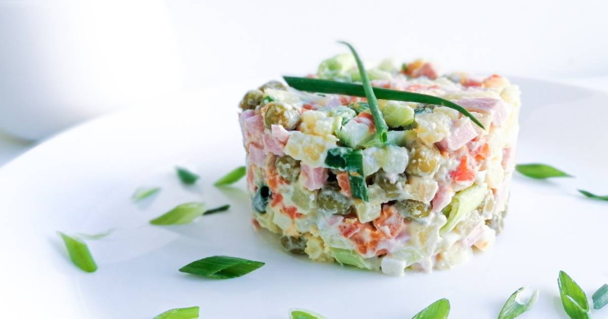 Оливье с колбасой: 7 очень вкусных салатов по классическим рецептам