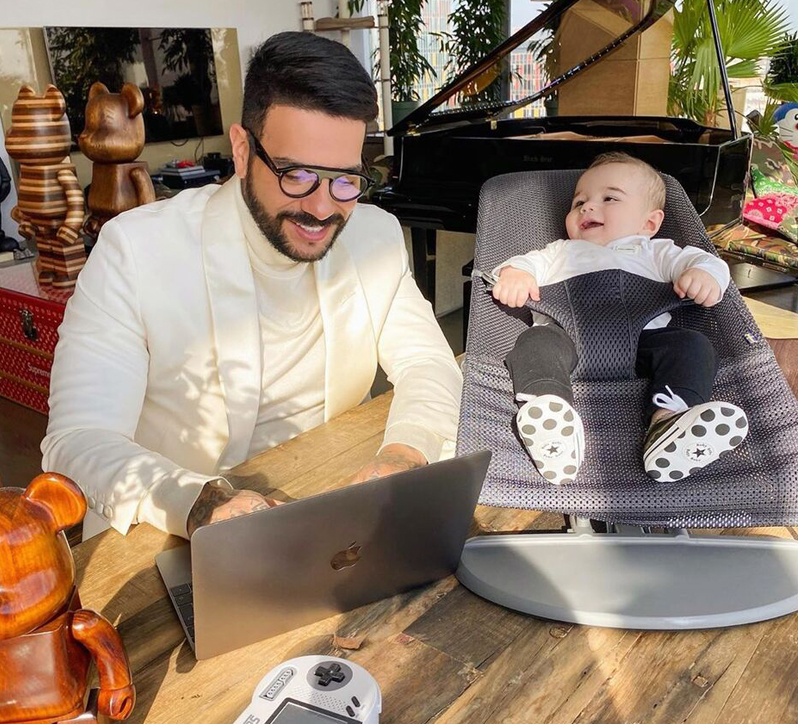 Счастье быть мамой сыночка. Это его сын. Старший сын криштиану роналду. Это его сын. Про улыбку сыночка.