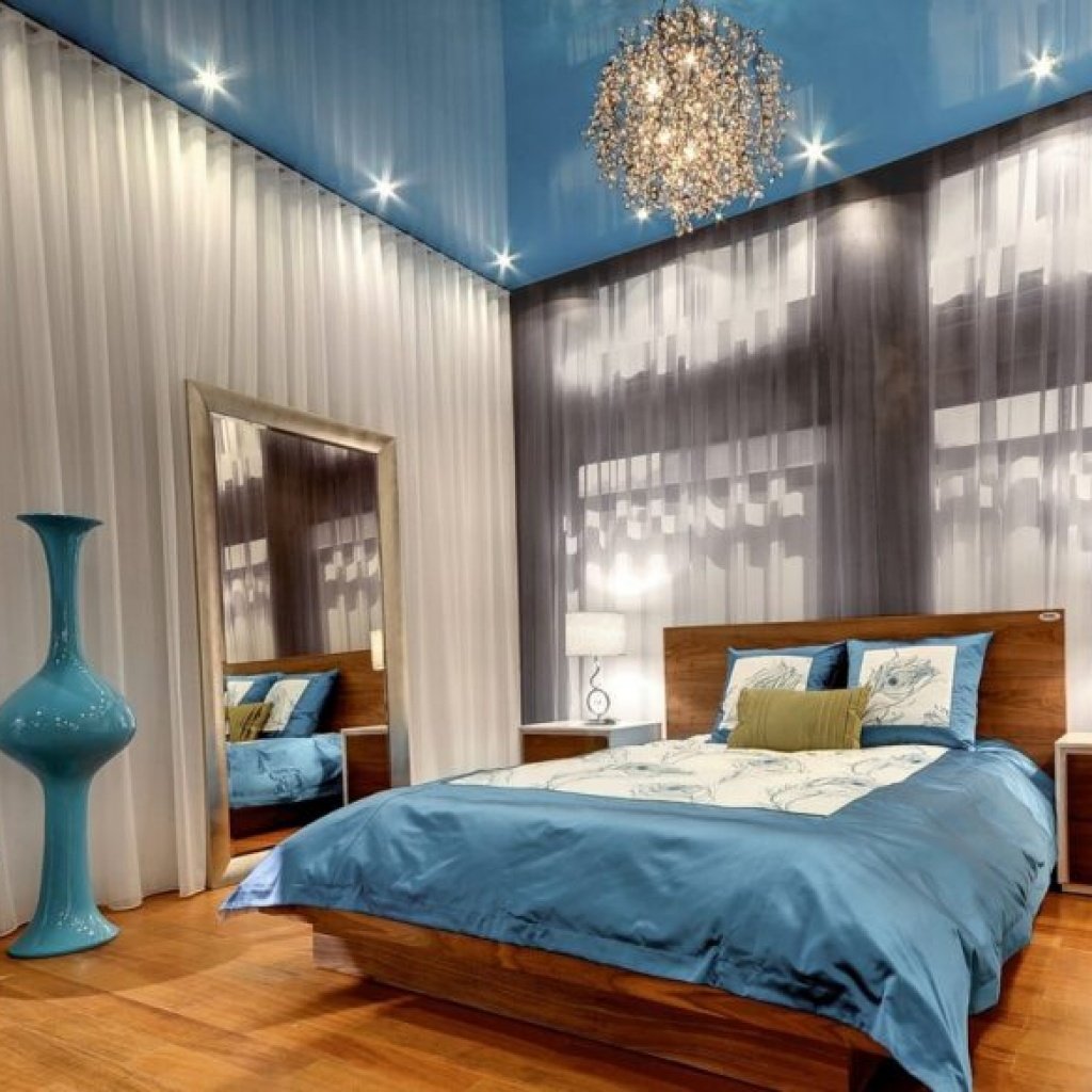 Спальня с голубым потолком