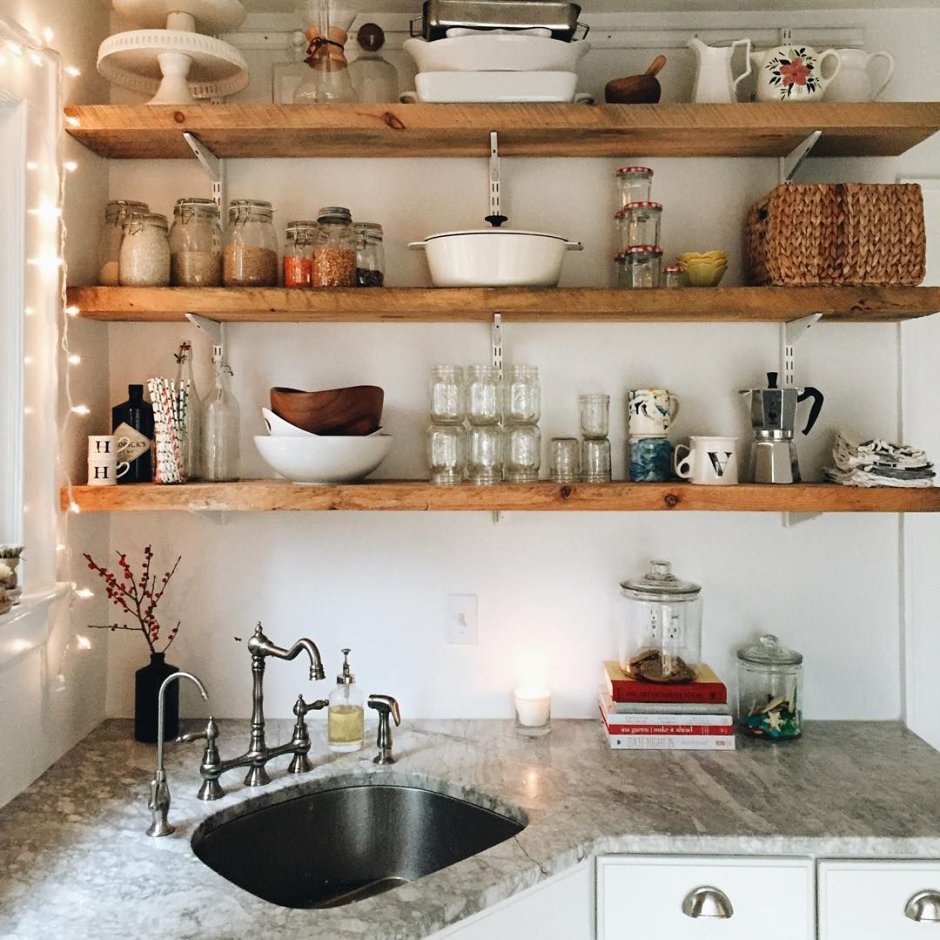 Как эффективно заполнить пространство над кухонными шкафами?