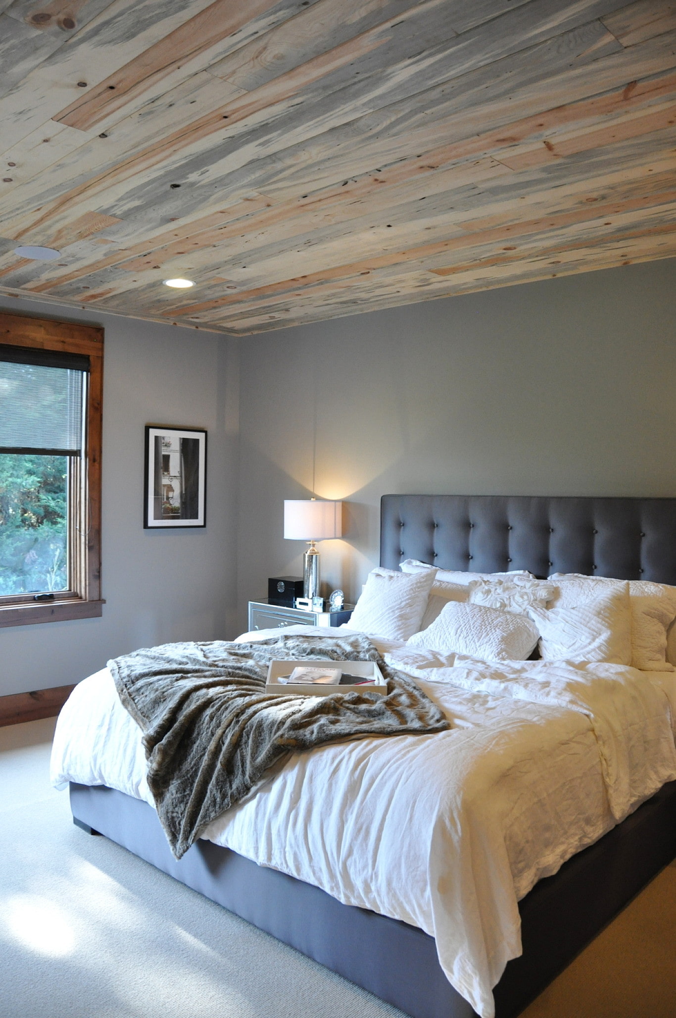 Деревянный потолок в спальне