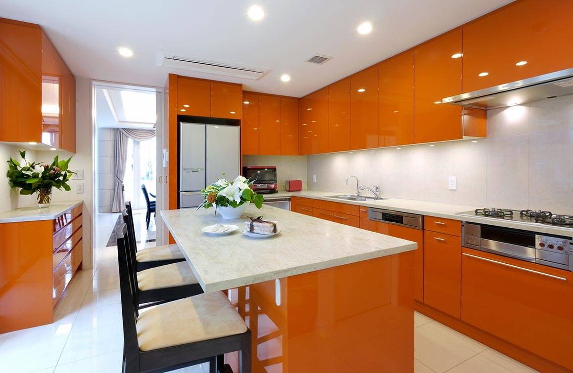 Оранжевый фартук. Оранжевая кухня. Кухня в оранжевых тонах. Интерьер кухни в оранжевых тонах. Кухня оранжевая с белым.