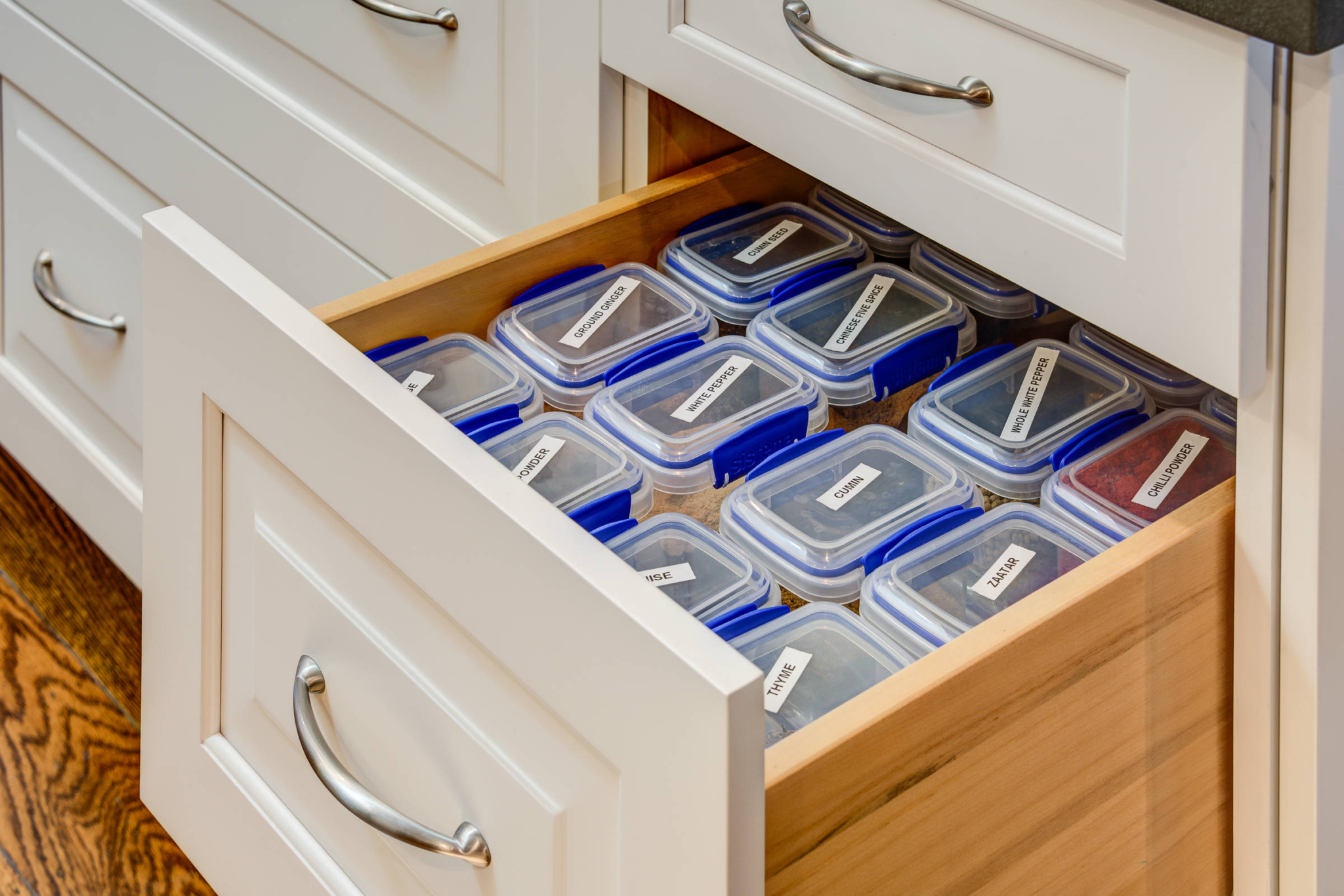 Порядок в кухонных шкафах. Удобные ящики для хранения. Хранение на кухне. Контейнер с выдвижными ящиками.