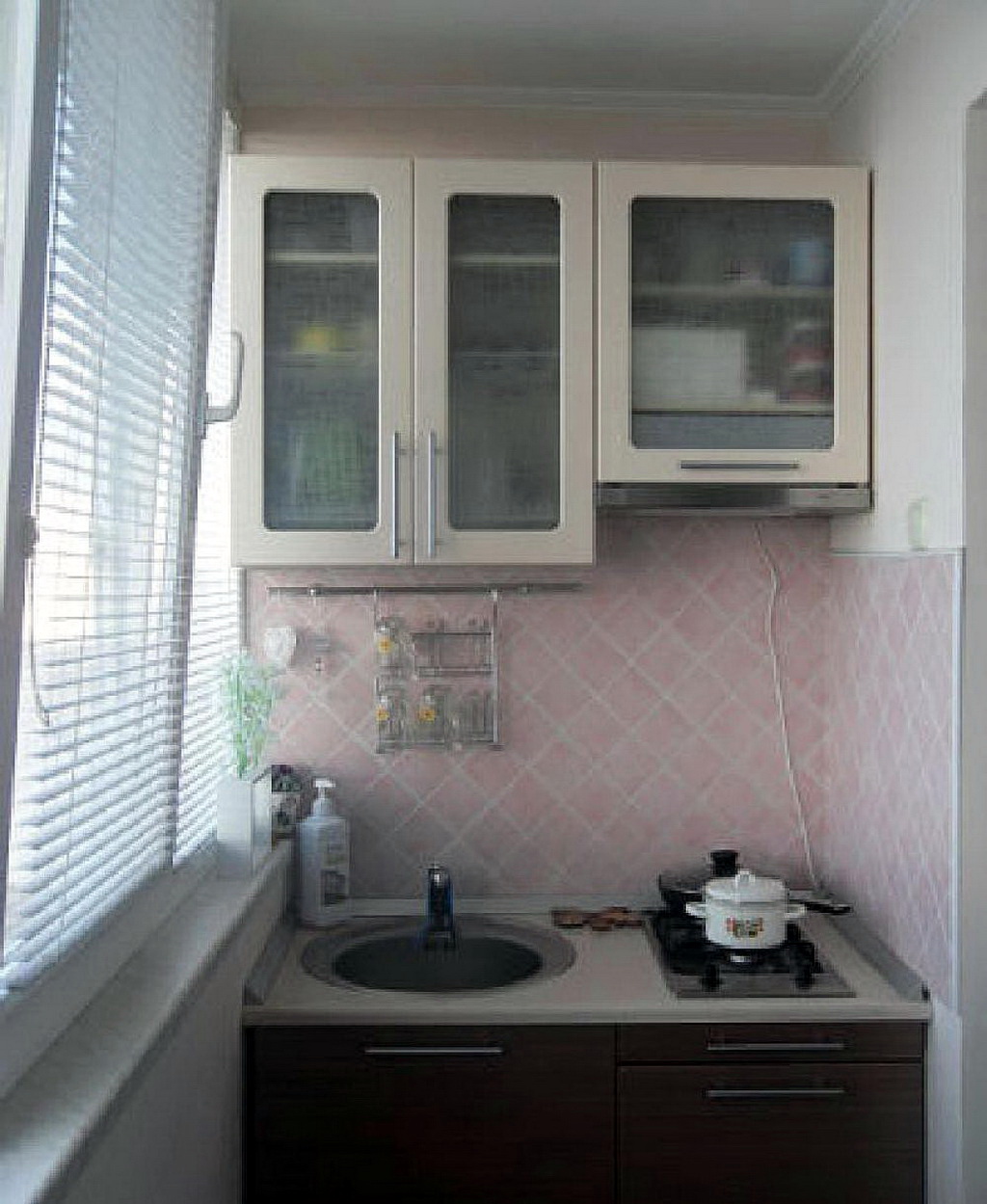 фото белой кухни на балконе