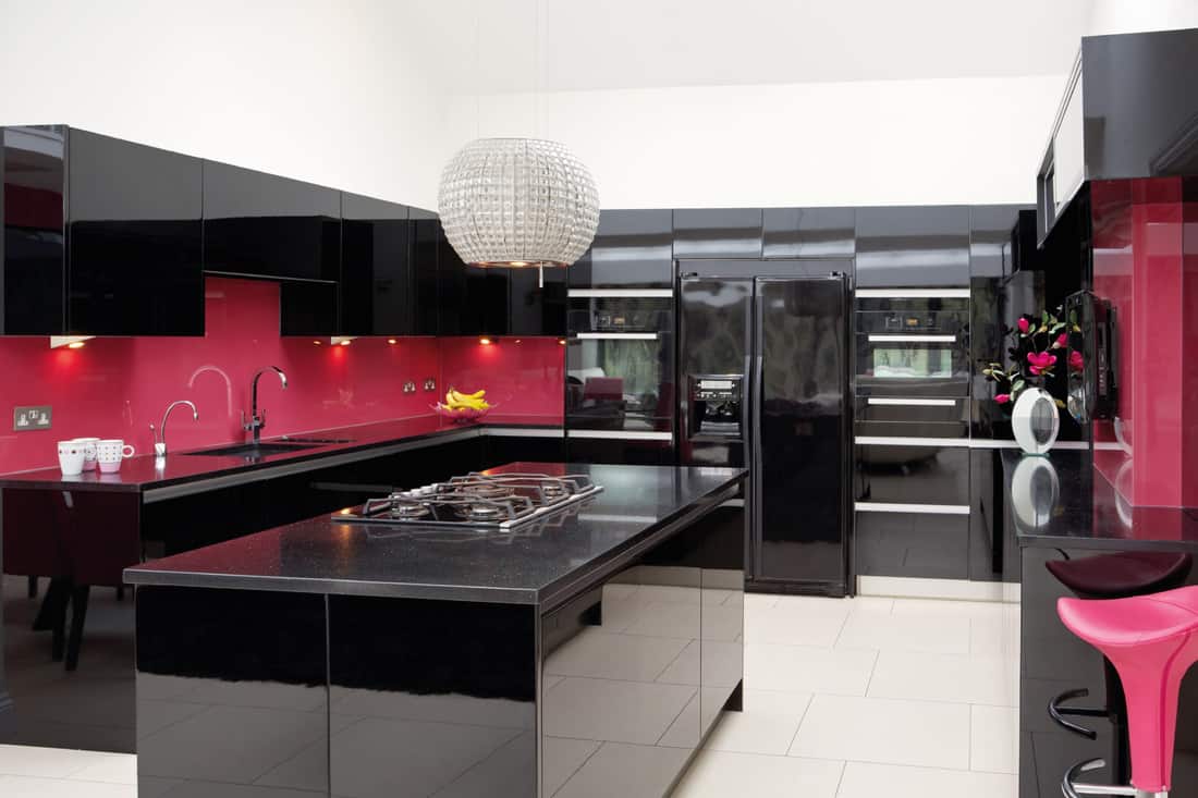 Бордовая кухня: сочетание бордового цвета с другими цветами в интерьере  - 45 фото