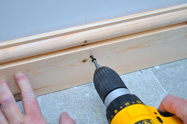 Как правильно крепить деревянный потолочный плинтус. как сделать плинтус из дерева своими руками