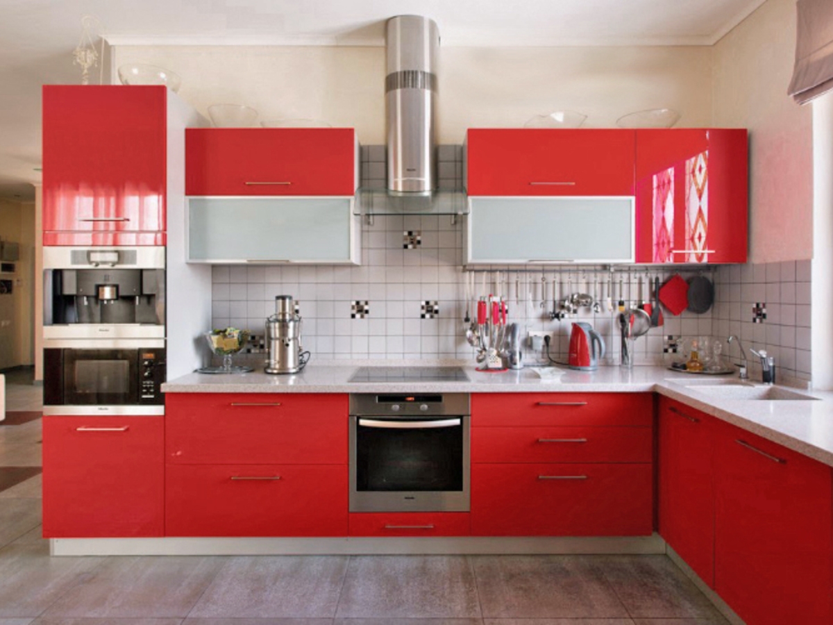 Красная кухня - реальные фото красных кухонь в интерьере с красным холодильником, с красным гарнитуром.