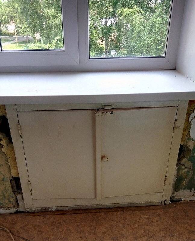 Холодильник под окном: пошаговая отделка хрущевской ниши 30 фото
