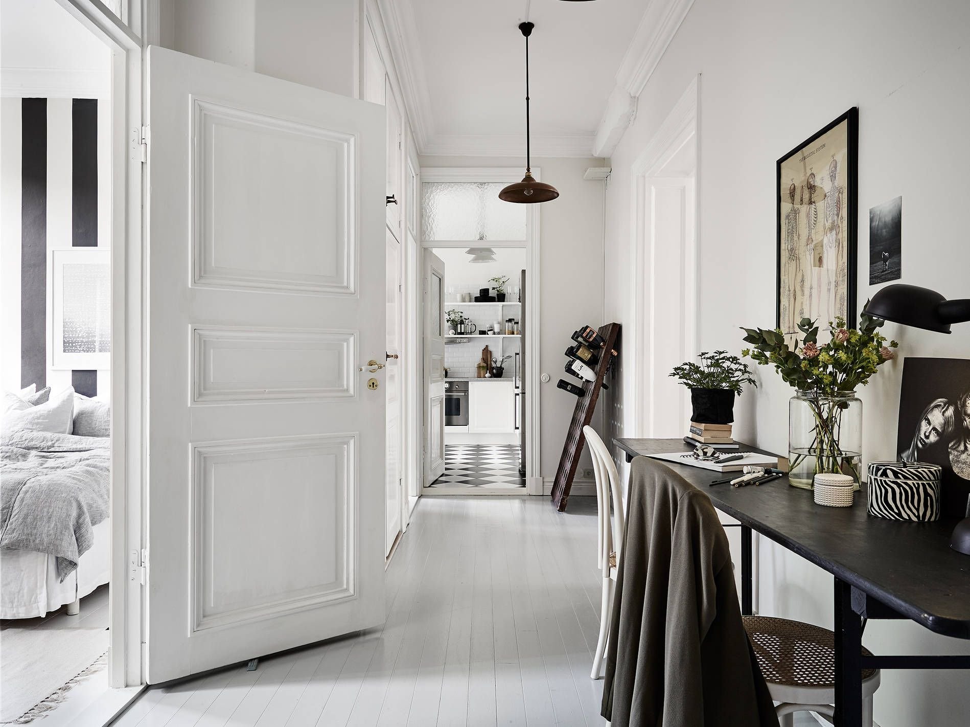 Двери в скандинавском стиле среди современных предметов интерьера