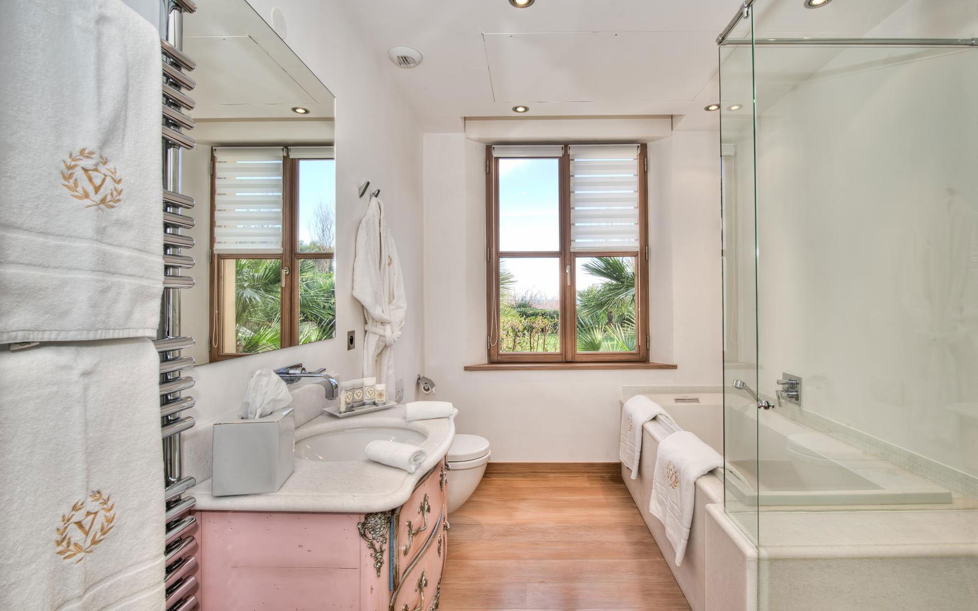ванна с окном дизайн в квартире