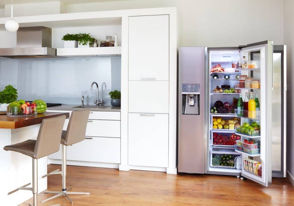 Узкий встраиваемый холодильник. Узкий холодильник для маленькой кухни. Встроить обычный холодильник. Самый узкий холодильник.