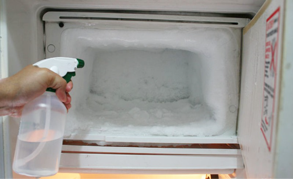 Нужно размораживать холодильник no frost. Холодильник Индезит ноу Фрост намерзает лед. Холодильник Индезит морозилка намерзает лед. Холодильник Индезит ручная разморозка. Разморозить холодильник.