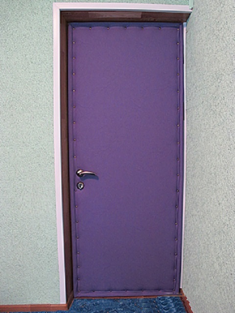 Дверь обтянутая пленкой. Обшить дверь тканью. Обивка двери дермантином. Обшивка двери дермантином. Обшить деревянную дверь.