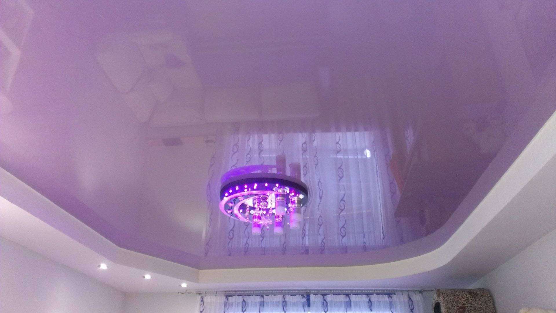 Фиолетовый натяжной потолок: с чем сочетается, идеи интерьера